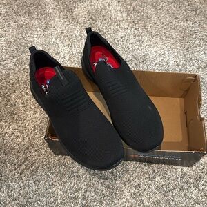Skechers memory foam slip resistant size 10 shoes. Black NWT